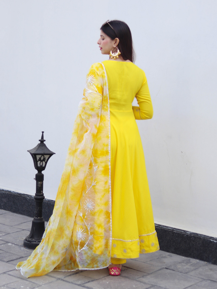 CHIC YELLOW EMBROIDERED TIE-DYE SUIT SET